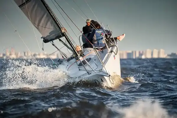 ropa de vela y deportes acuáticos